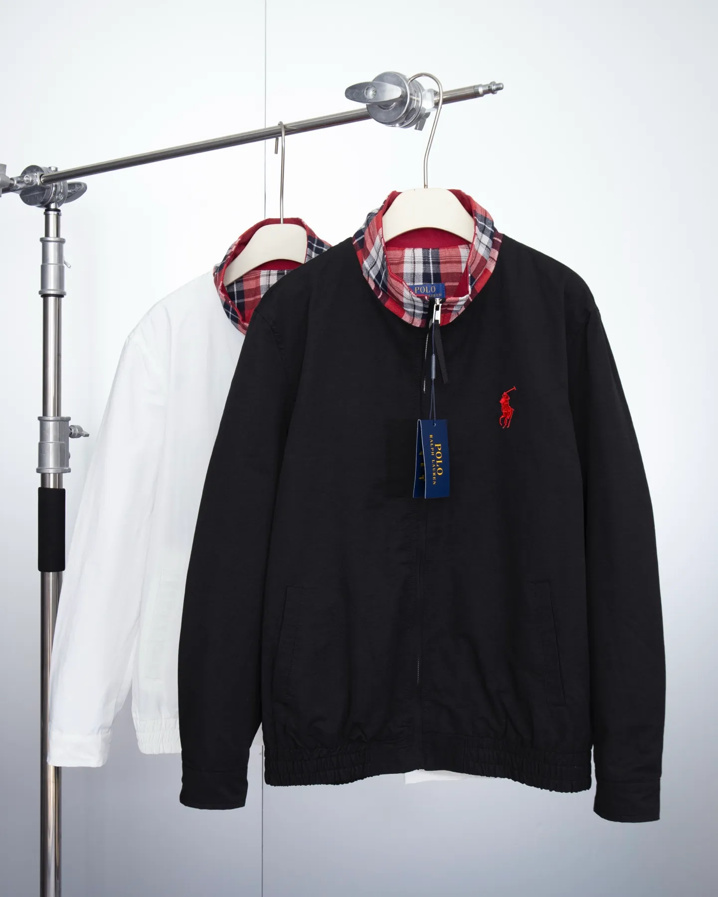 P310 Correct version Top quality replica Ralph Lauren Reversible Veteran Harrington Jacket with Pony Lapel Embroidery Reversible Ralph Lauren hot season jacket 🔥New product jacket. Work and live at the same time. Classic Harrington Jacket style. Versatile on one side, classic on the other, retro on the other side, fashionable, reversible. Wear casually. Made of combed cotton twill, navy plaid knitted fabric, elasticated at the hem of the cuffs. The splicing of double-sided fabrics is not exposed, and the workmanship is tedious and elegant. Three-label washing is set on the inside of the pocket. The entire shoulder and sleeves are all double-pressed. Customized hardware roller pullers. Metal zippers. Fine embroidery on the chest. The details are exquisite. All accessories are 1:1. Even the size stickers are original. This autumn, a jacket that continues the original texture and charm of Ralph Lauren and has a more fashionable and retro feel. Couple style. Quality recommendation! Color: Black White Size: S-XL
